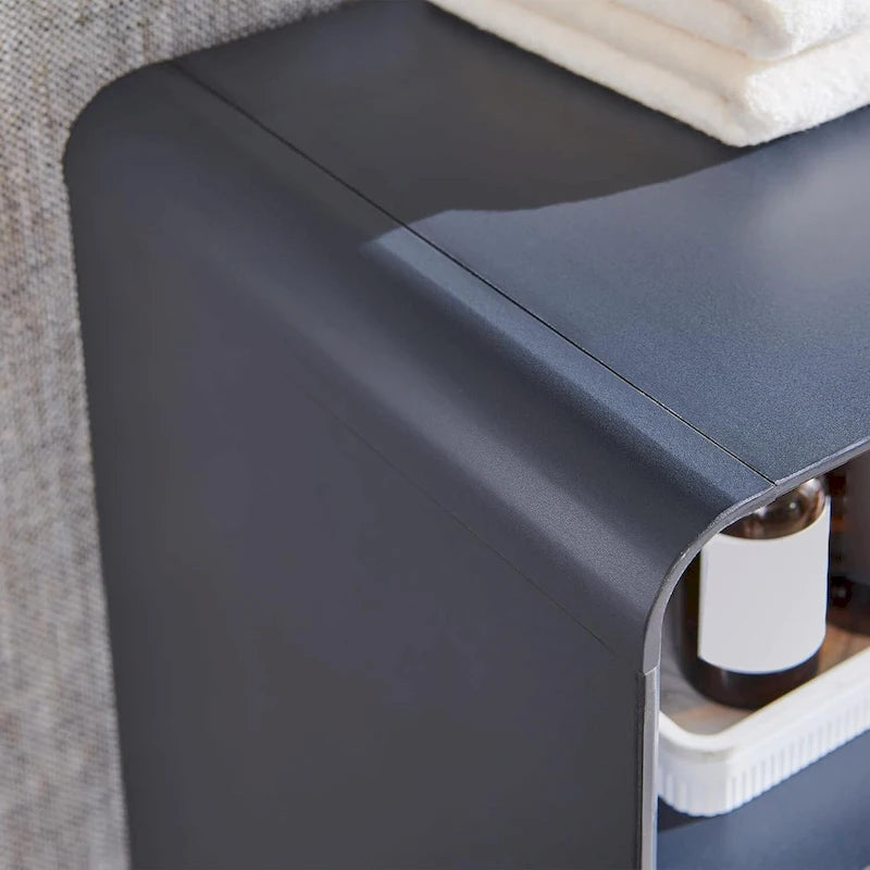Schrank zur Aufbewahrung über der Toilette mit Lamellentür
