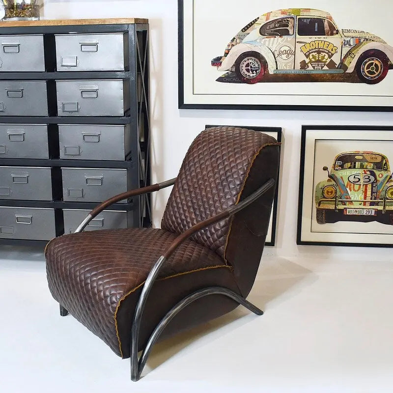 Sillón decorativo de cuero marrón estilo loft con capitoné y base de hierro fundido