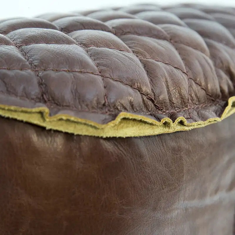 Sillón decorativo de cuero marrón estilo loft con capitoné y base de hierro fundido