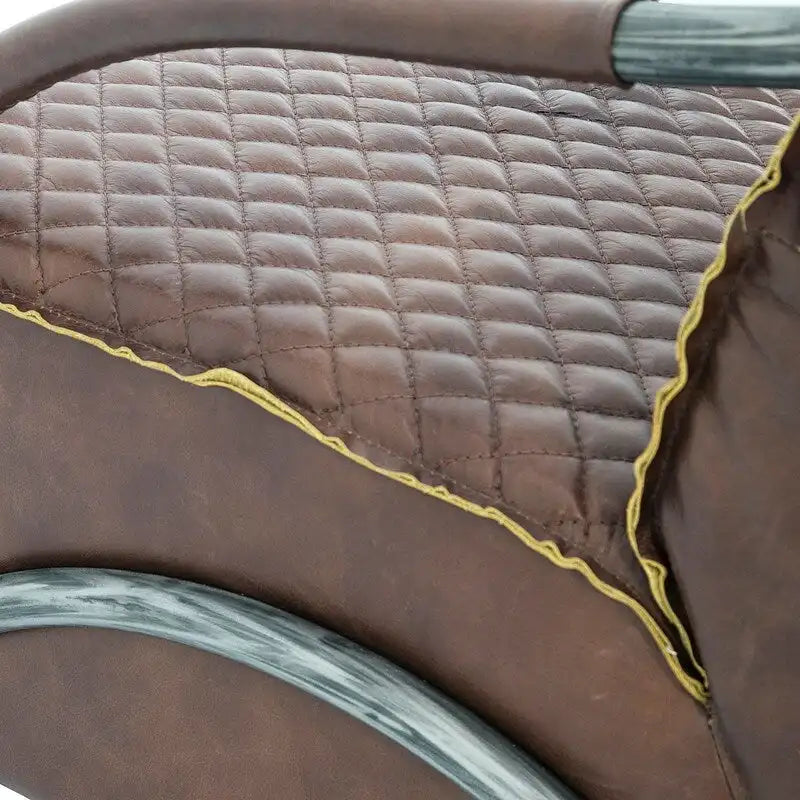 Sillón decorativo de cuero marrón estilo loft con capitoné y base de hierro fundido